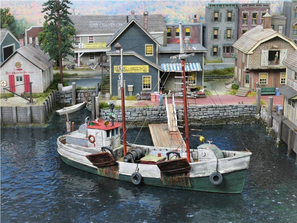 H118-HO fishing dragger on diorama